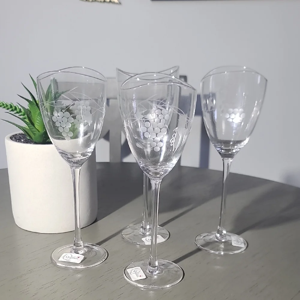 Qualia Crystal Etched Wine Glasses with Grape Motif - Clear